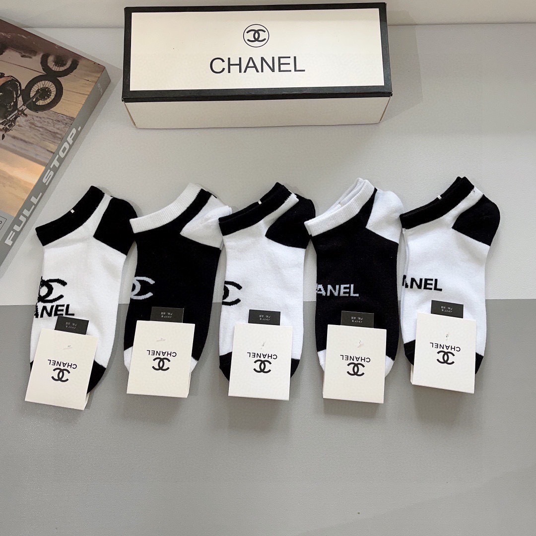 配包装（一盒5双）
CHANEL 香奈儿经典袜子❗️高版本纯棉材质柔软，秒杀市场普通货，经典的双C图案l