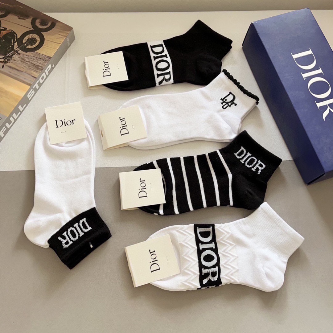 配包装（一盒5双） Dior 迪奥2024新款小腿袜子！纯棉面料，火爆Ｄ字母图案，专柜同步中短筒袜子，💛