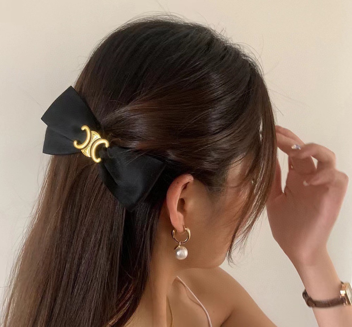 配包装
CELINE（赛琳） 凯旋门新款发夹，经典字母大蝴蝶结弹簧夹， 超精致百搭，转图必爆哈！网红同款