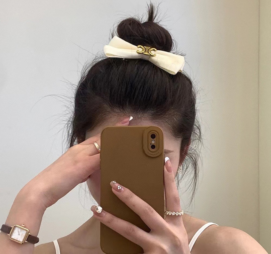 配包装
CELINE（赛琳） 凯旋门新款发夹，经典字母大蝴蝶结弹簧夹， 超精致百搭，转图必爆哈！网红同款