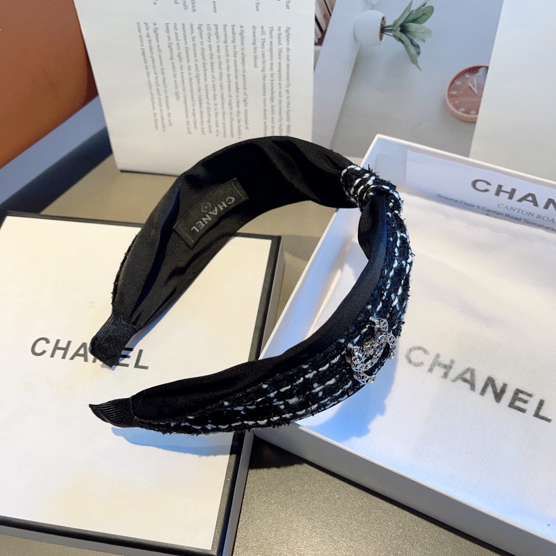 配包装
CHANEL（香奈儿）最新款小香风宽边发箍，复古头箍，网红爆款推荐 搭配高端材质，超精致，时尚百