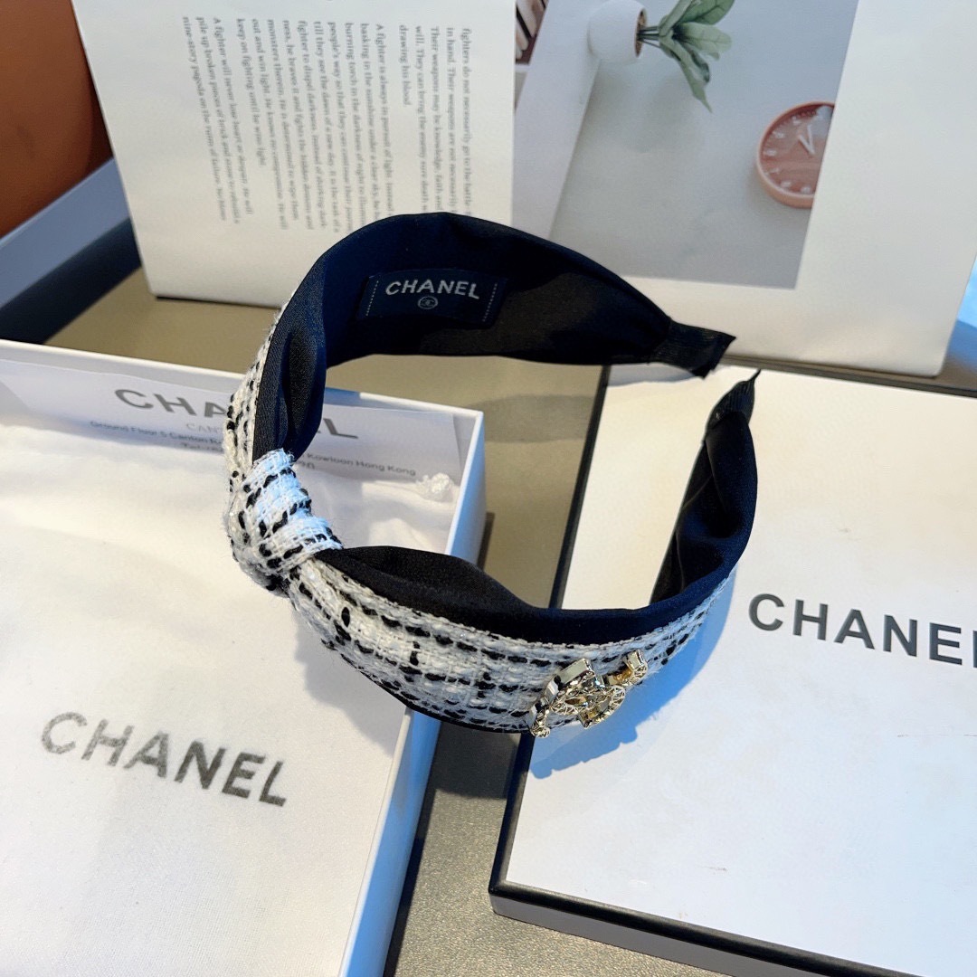 配包装
CHANEL（香奈儿）最新款小香风宽边发箍，复古头箍，网红爆款推荐 搭配高端材质，超精致，时尚百