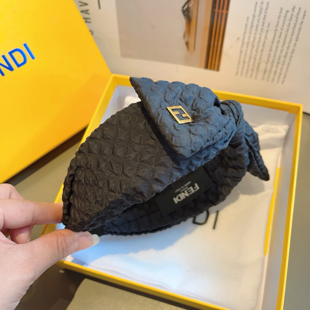 配包装
FENDI（芬迪）菱格蝴蝶结发箍 甜酷风头饰 
设计风格特别 用料精细 超级百搭！