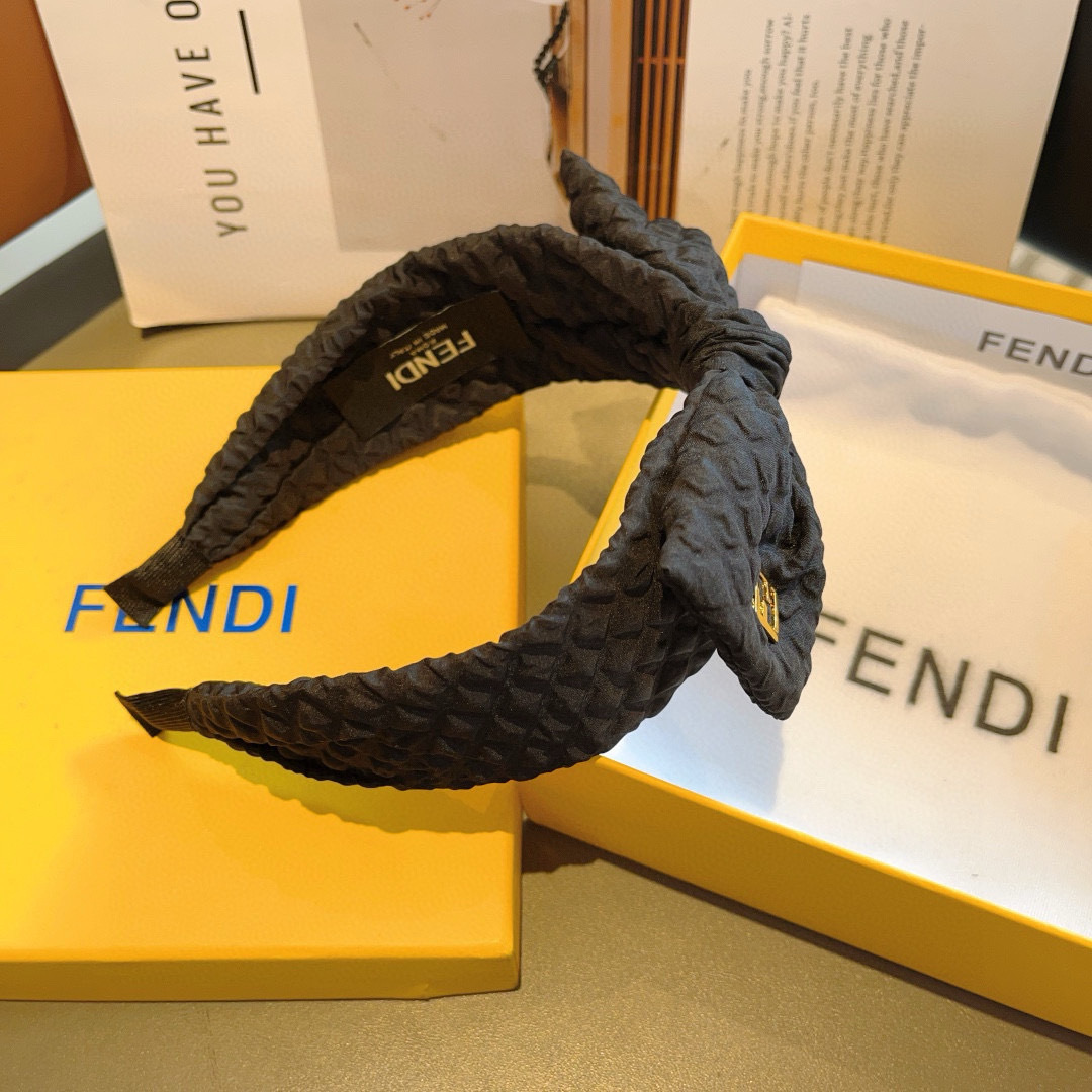 配包装
FENDI（芬迪）菱格蝴蝶结发箍 甜酷风头饰 
设计风格特别 用料精细 超级百搭！