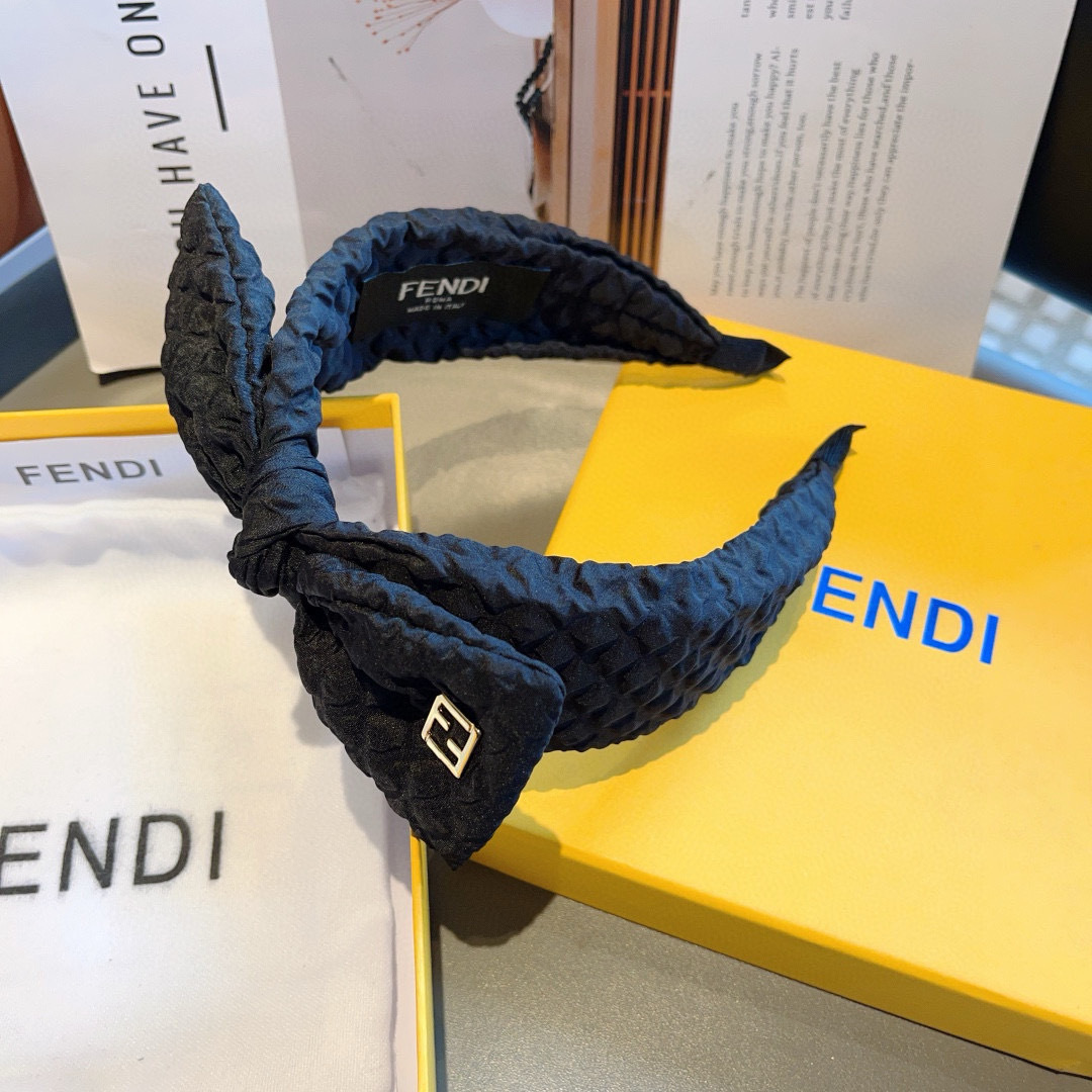 配包装
FENDI（芬迪）菱格蝴蝶结发箍 甜酷风头饰 
设计风格特别 用料精细 超级百搭！