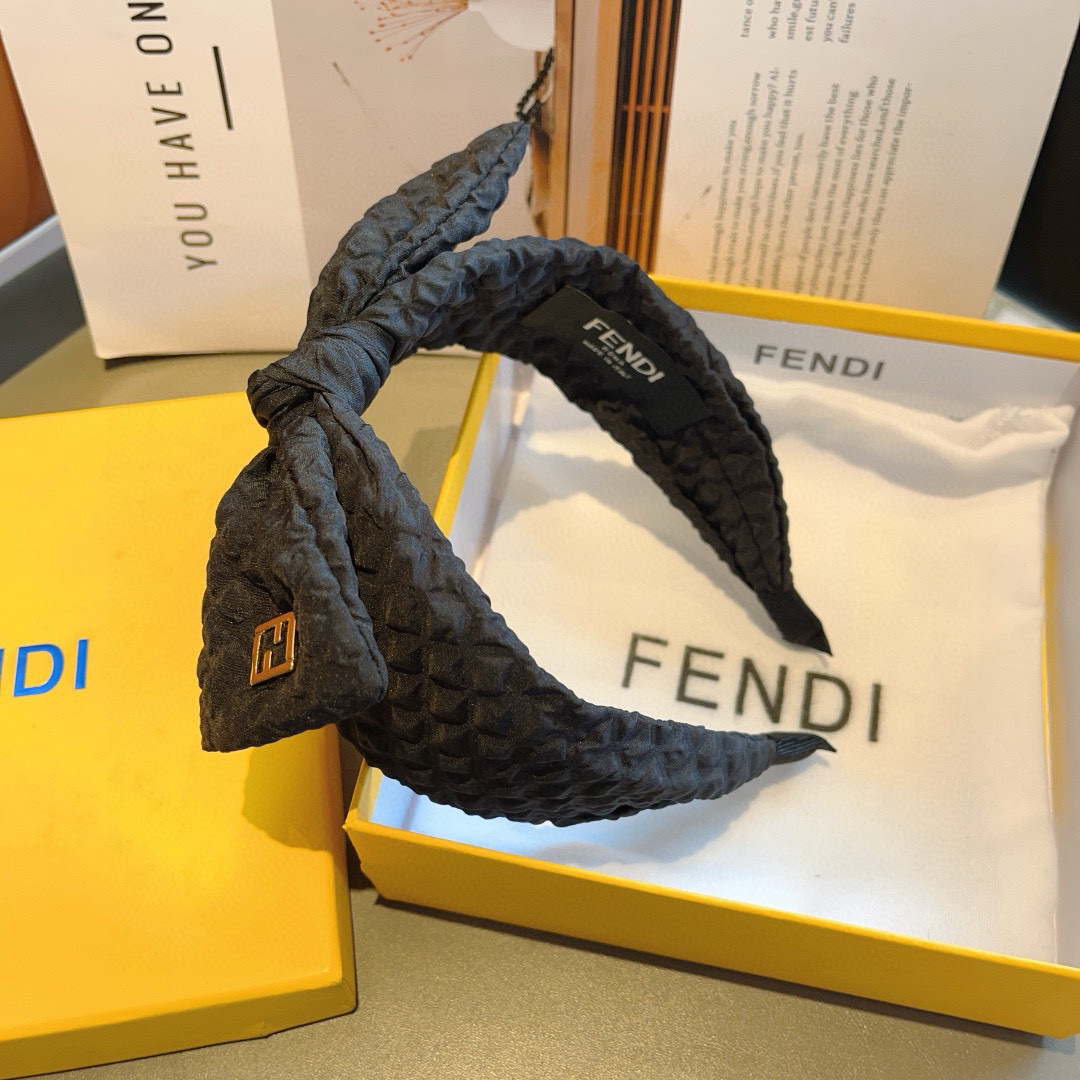 配包装
FENDI（芬迪）菱格蝴蝶结发箍 甜酷风头饰 
设计风格特别 用料精细 超级百搭！