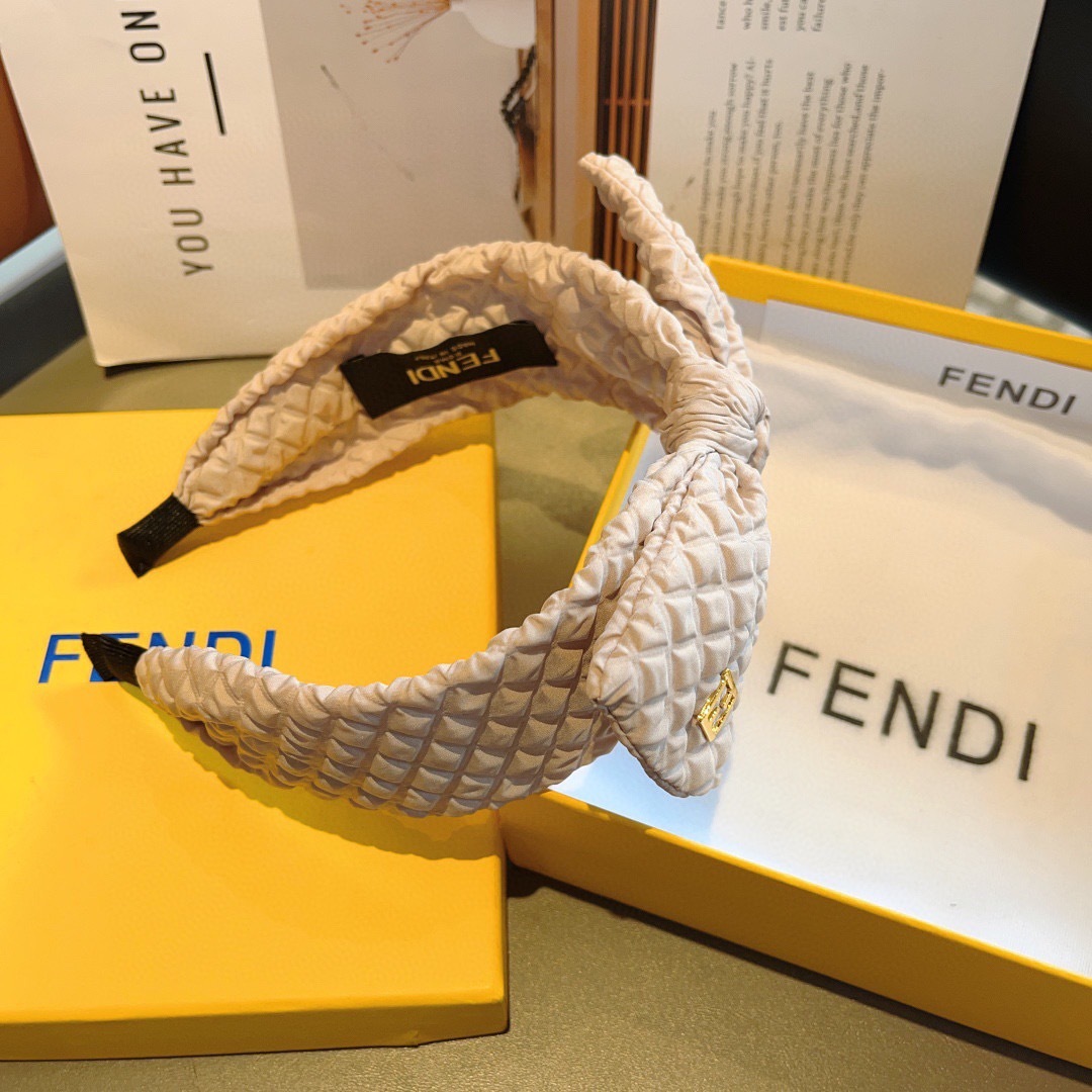 配包装
FENDI（芬迪）菱格蝴蝶结发箍 甜酷风头饰 
设计风格特别 用料精细 超级百搭！