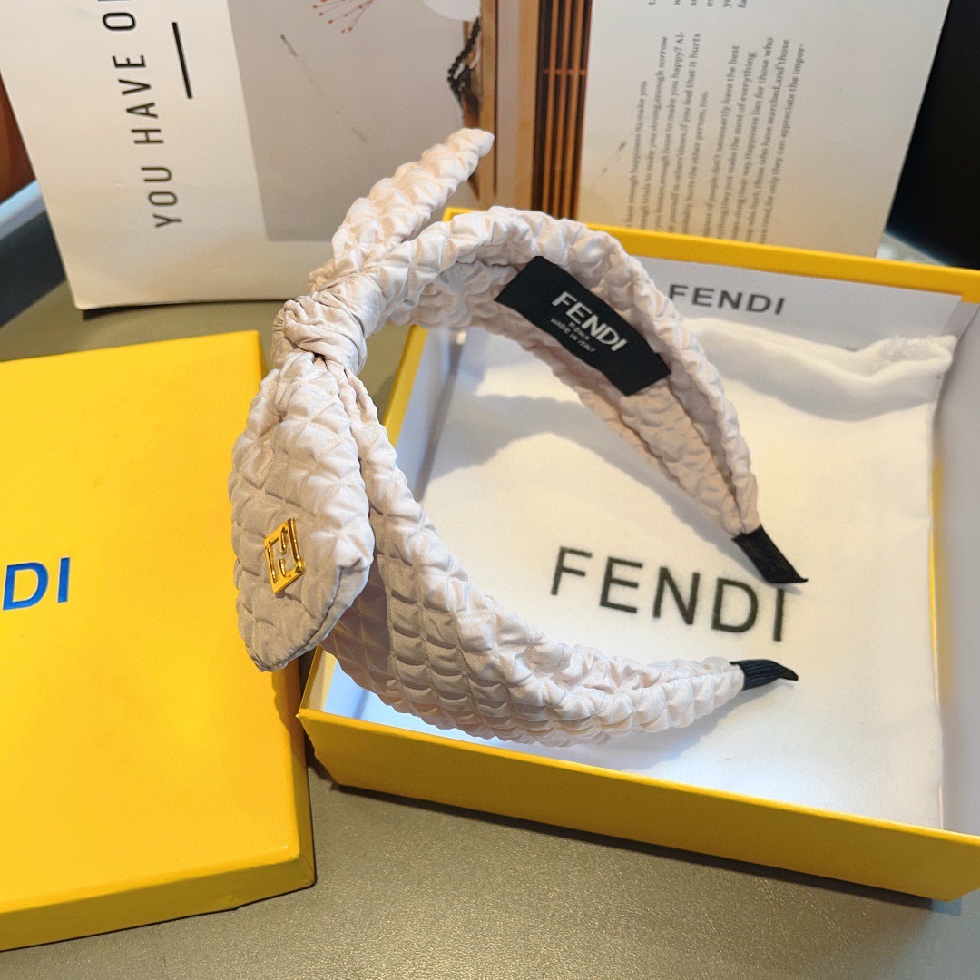 配包装
FENDI（芬迪）菱格蝴蝶结发箍 甜酷风头饰 
设计风格特别 用料精细 超级百搭！