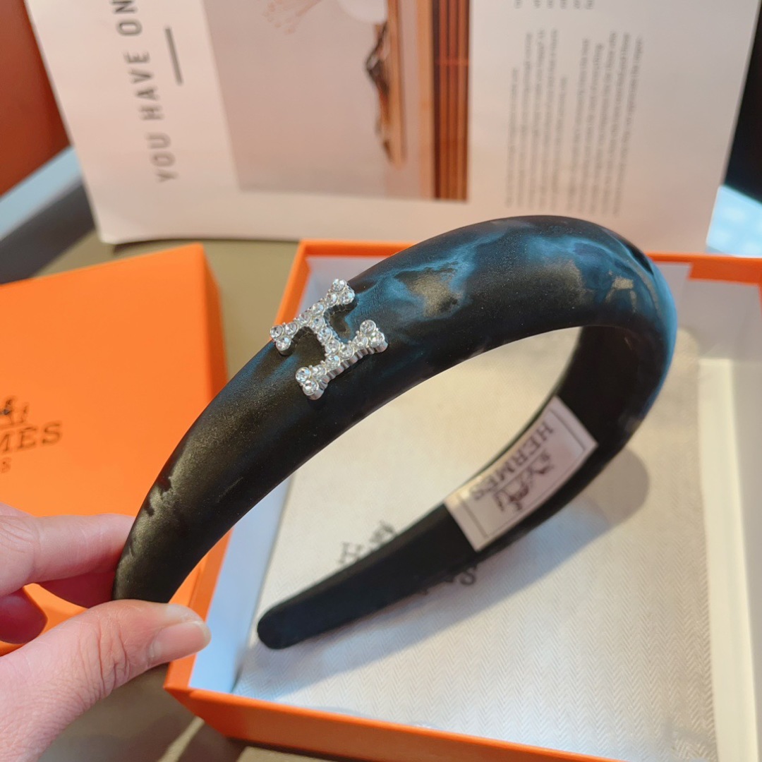 配包装
Hermes（爱马仕）  火爆定制款涂鸦发箍，网红同款  进口面料， 出口订单、细节全部实拍！特