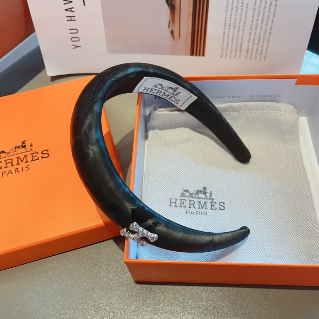 配包装
Hermes（爱马仕）  火爆定制款涂鸦发箍，网红同款  进口面料， 出口订单、细节全部实拍！特