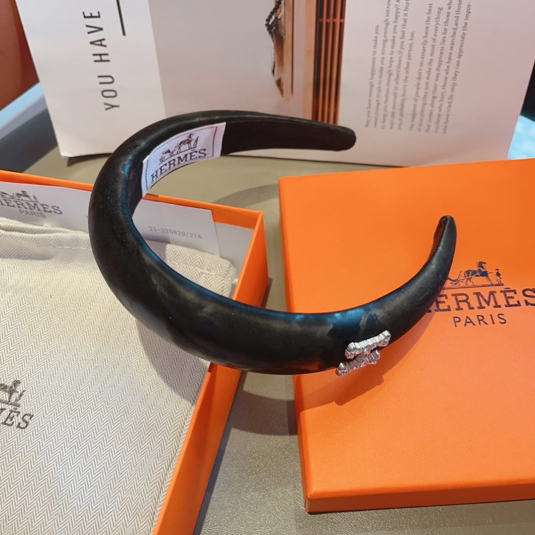 配包装
Hermes（爱马仕）  火爆定制款涂鸦发箍，网红同款  进口面料， 出口订单、细节全部实拍！特