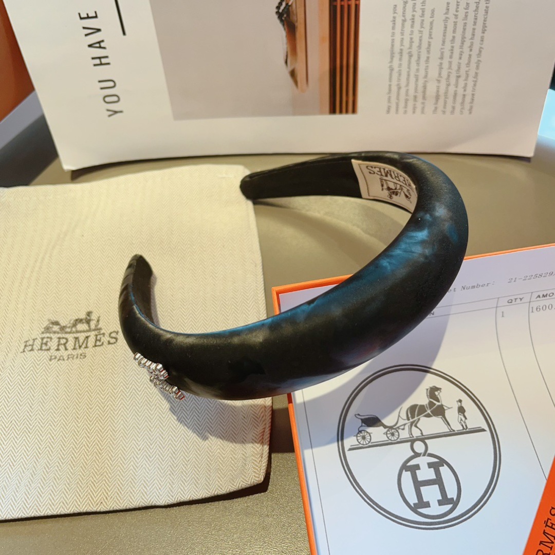 配包装
Hermes（爱马仕）  火爆定制款涂鸦发箍，网红同款  进口面料， 出口订单、细节全部实拍！特