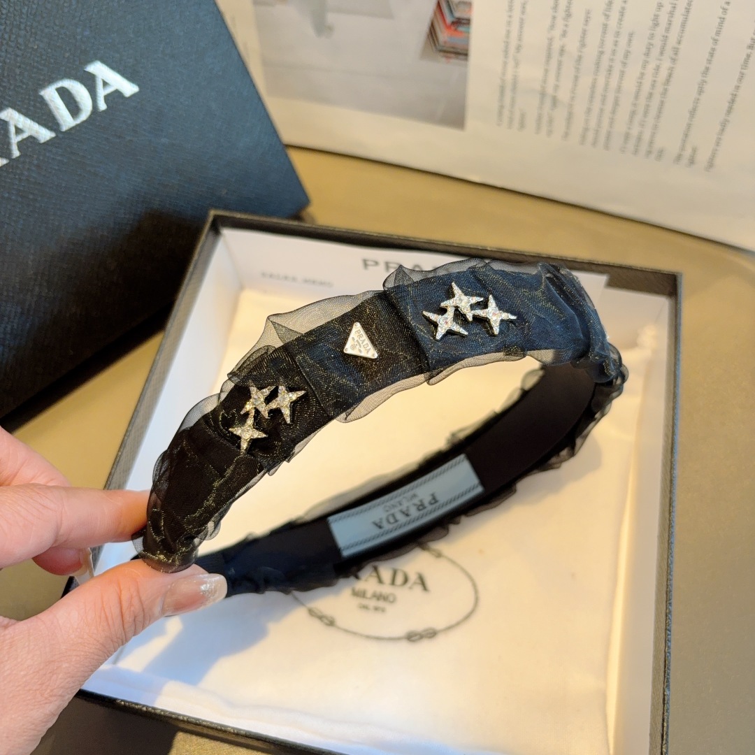 配包装
PRADA （普拉达） 欧美新款潮流贴钻发箍，明星同款 女神必备单品，非常百搭，时尚潮流， 戴上