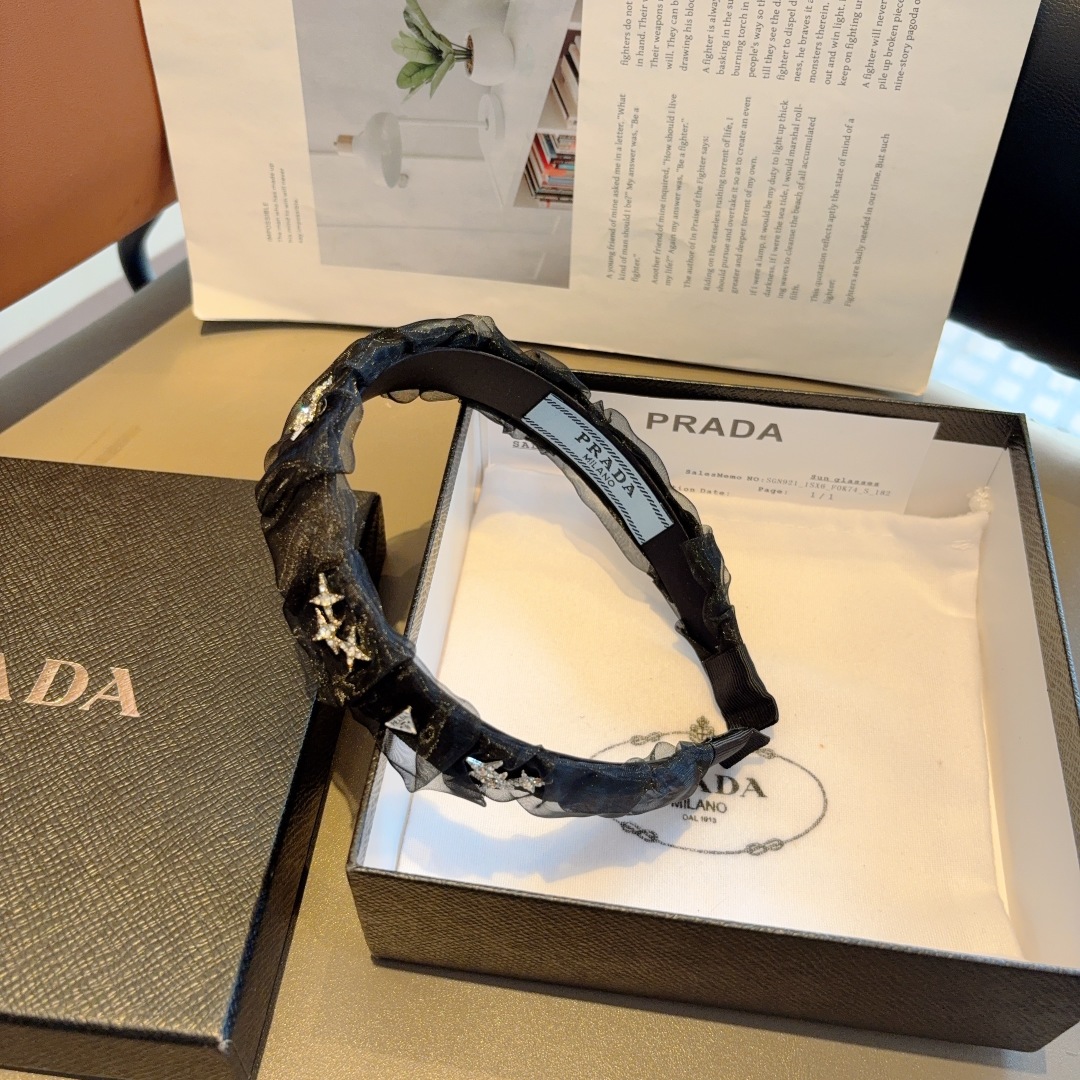 配包装
PRADA （普拉达） 欧美新款潮流贴钻发箍，明星同款 女神必备单品，非常百搭，时尚潮流， 戴上