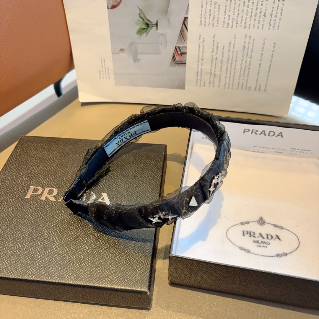 配包装
PRADA （普拉达） 欧美新款潮流贴钻发箍，明星同款 女神必备单品，非常百搭，时尚潮流， 戴上