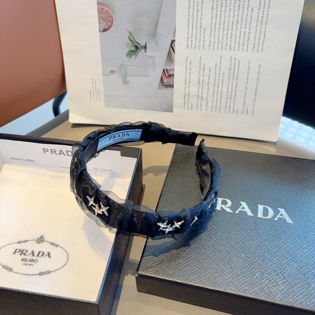 配包装
PRADA （普拉达） 欧美新款潮流贴钻发箍，明星同款 女神必备单品，非常百搭，时尚潮流， 戴上