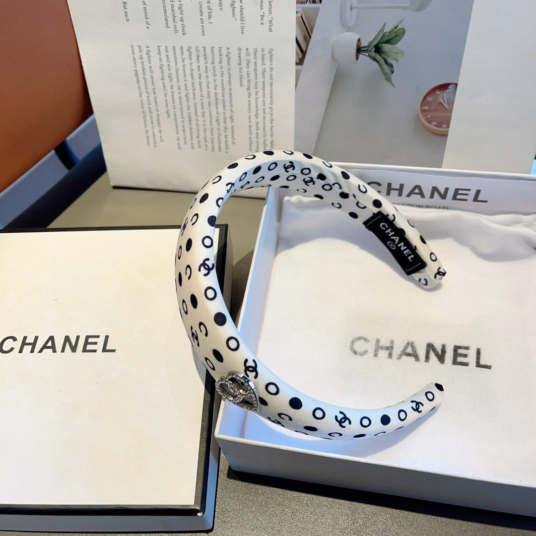 配包装
CHANEL（香奈儿）新款缎面小香发箍，复古头箍，网红爆款推荐 搭配高端材质，超精致，时尚百搭。
