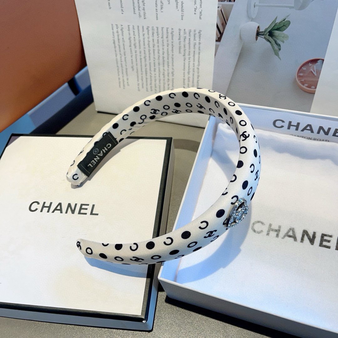 配包装
CHANEL（香奈儿）新款缎面小香发箍，复古头箍，网红爆款推荐 搭配高端材质，超精致，时尚百搭。