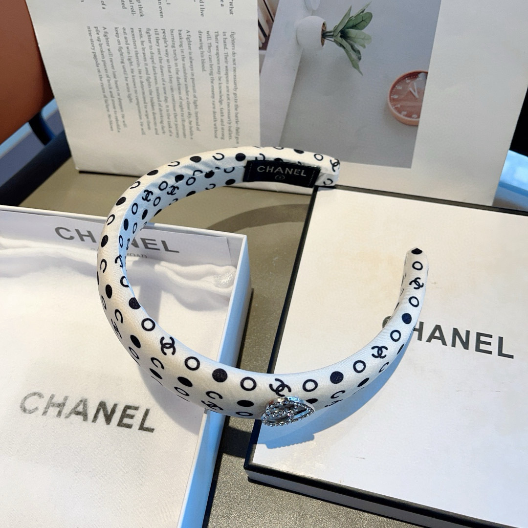配包装
CHANEL（香奈儿）新款缎面小香发箍，复古头箍，网红爆款推荐 搭配高端材质，超精致，时尚百搭。