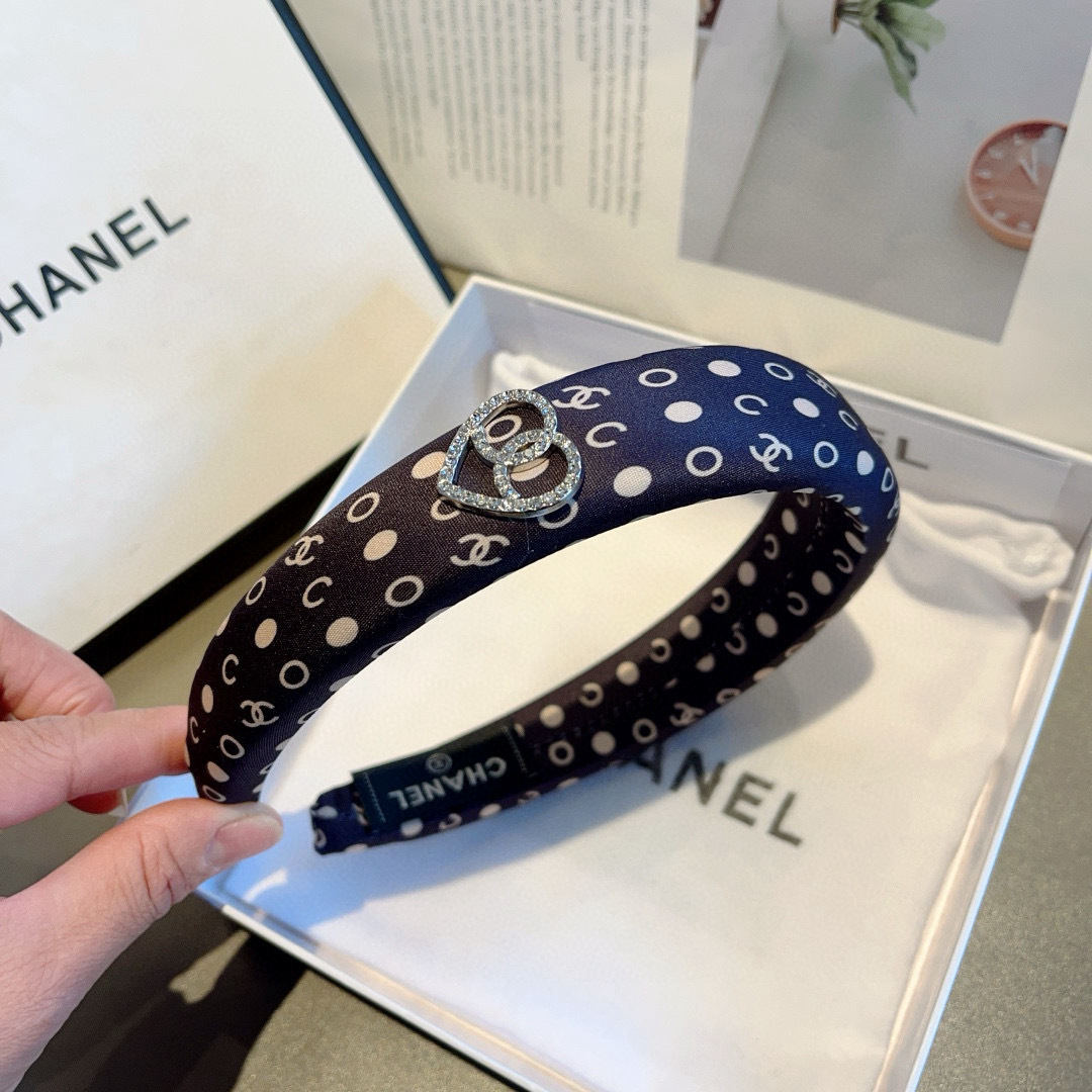 配包装
CHANEL（香奈儿）新款缎面小香发箍，复古头箍，网红爆款推荐 搭配高端材质，超精致，时尚百搭。
