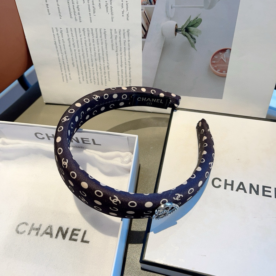配包装
CHANEL（香奈儿）新款缎面小香发箍，复古头箍，网红爆款推荐 搭配高端材质，超精致，时尚百搭。