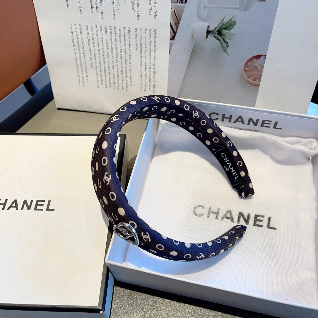 配包装
CHANEL（香奈儿）新款缎面小香发箍，复古头箍，网红爆款推荐 搭配高端材质，超精致，时尚百搭。