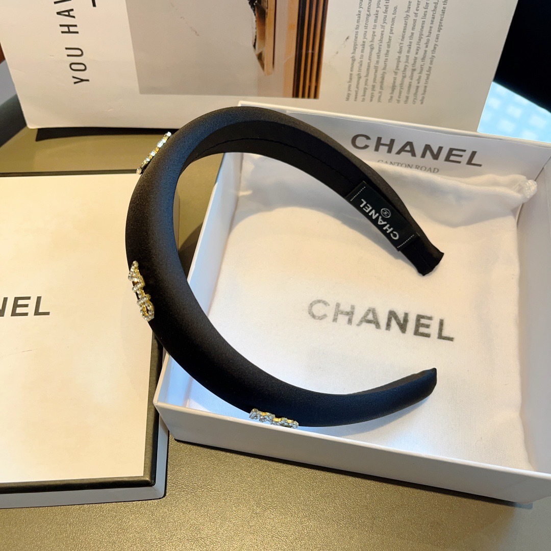 配包装
CHANEL（香奈儿）新款缎面小香发箍，复古头箍，网红爆款推荐 搭配高端材质，超精致，时尚百搭。