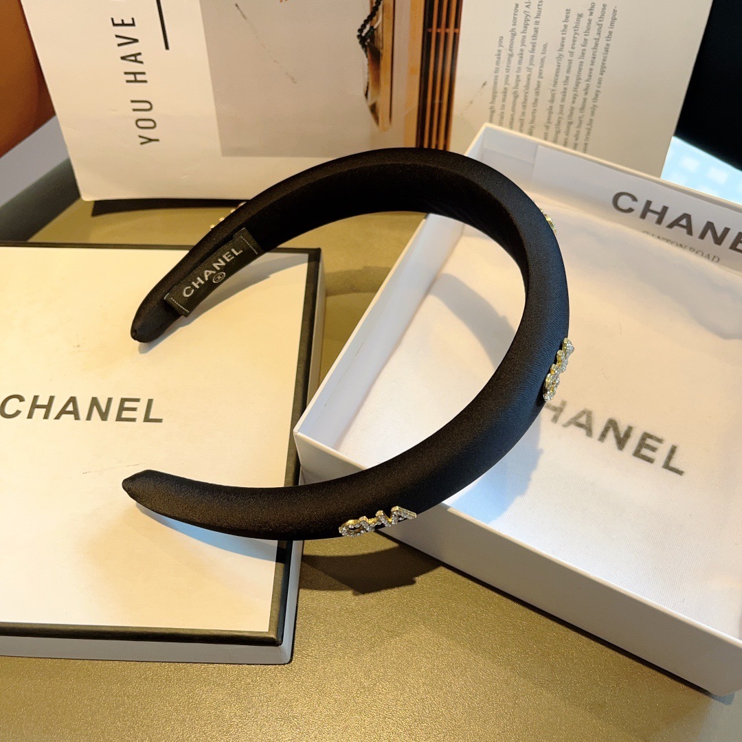 配包装
CHANEL（香奈儿）新款缎面小香发箍，复古头箍，网红爆款推荐 搭配高端材质，超精致，时尚百搭。