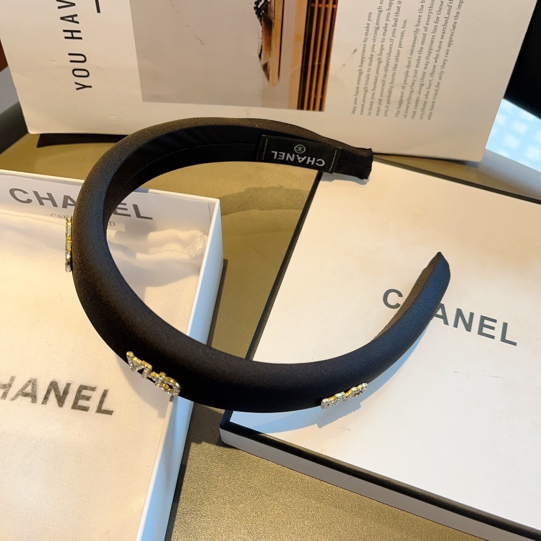 配包装
CHANEL（香奈儿）新款缎面小香发箍，复古头箍，网红爆款推荐 搭配高端材质，超精致，时尚百搭。