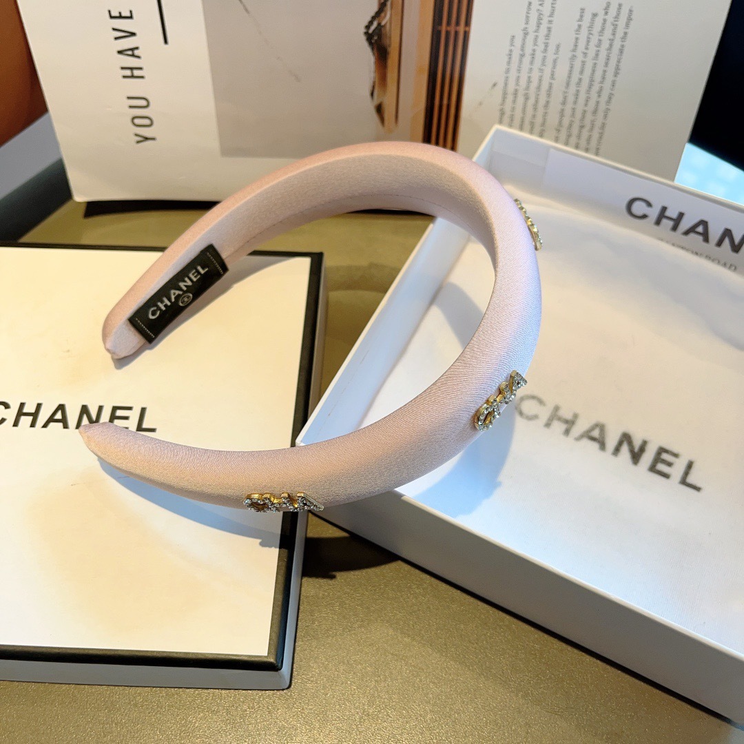 配包装
CHANEL（香奈儿）新款缎面小香发箍，复古头箍，网红爆款推荐 搭配高端材质，超精致，时尚百搭。