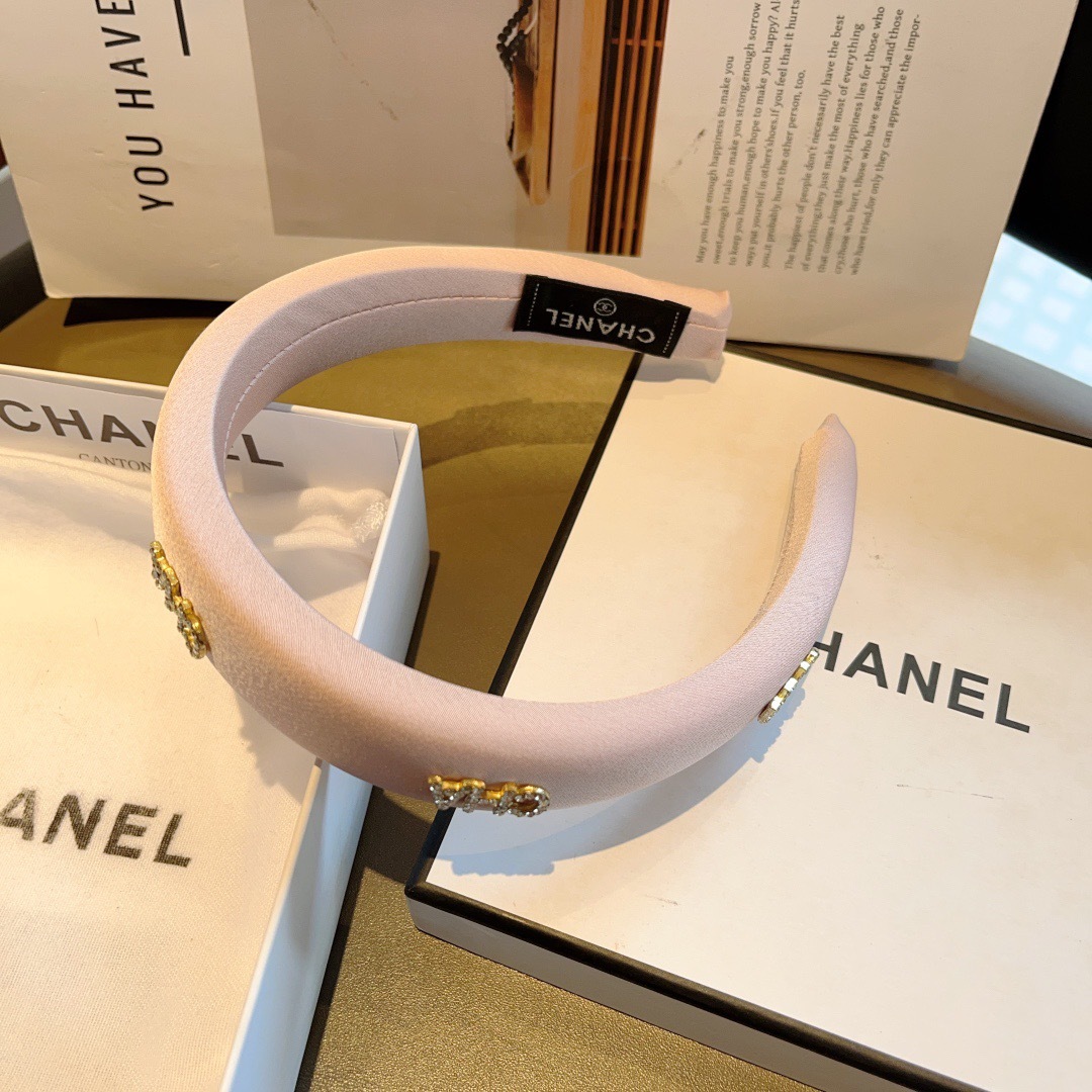 配包装
CHANEL（香奈儿）新款缎面小香发箍，复古头箍，网红爆款推荐 搭配高端材质，超精致，时尚百搭。