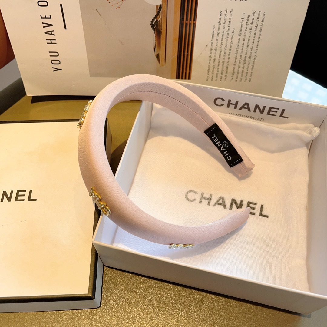 配包装
CHANEL（香奈儿）新款缎面小香发箍，复古头箍，网红爆款推荐 搭配高端材质，超精致，时尚百搭。