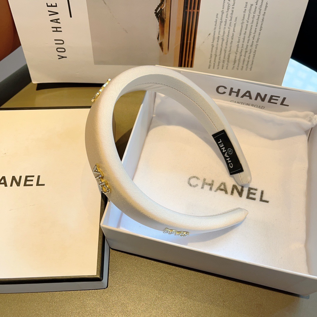 配包装
CHANEL（香奈儿）新款缎面小香发箍，复古头箍，网红爆款推荐 搭配高端材质，超精致，时尚百搭。