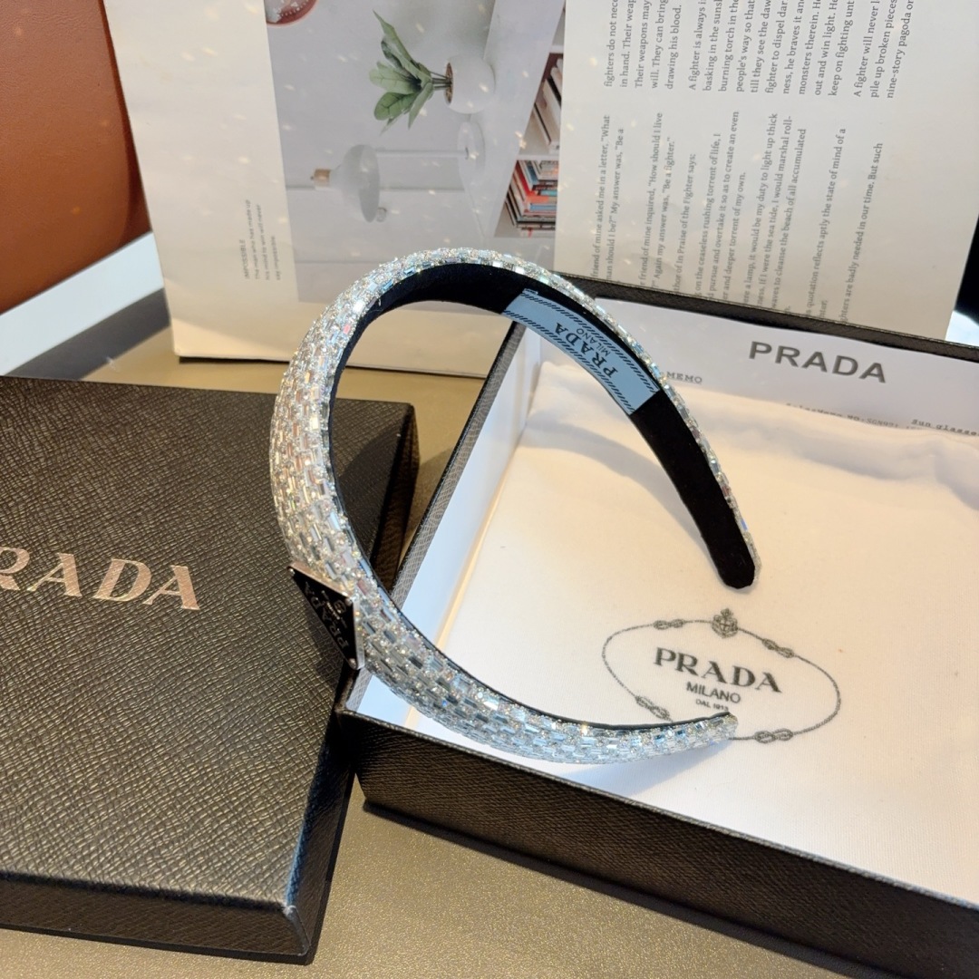 配包装
PRADA （普拉达） 欧美新款潮流贴钻发箍，明星同款 女神必备单品，非常百搭，时尚潮流， 戴上
