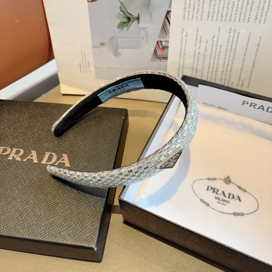 配包装
PRADA （普拉达） 欧美新款潮流贴钻发箍，明星同款 女神必备单品，非常百搭，时尚潮流， 戴上