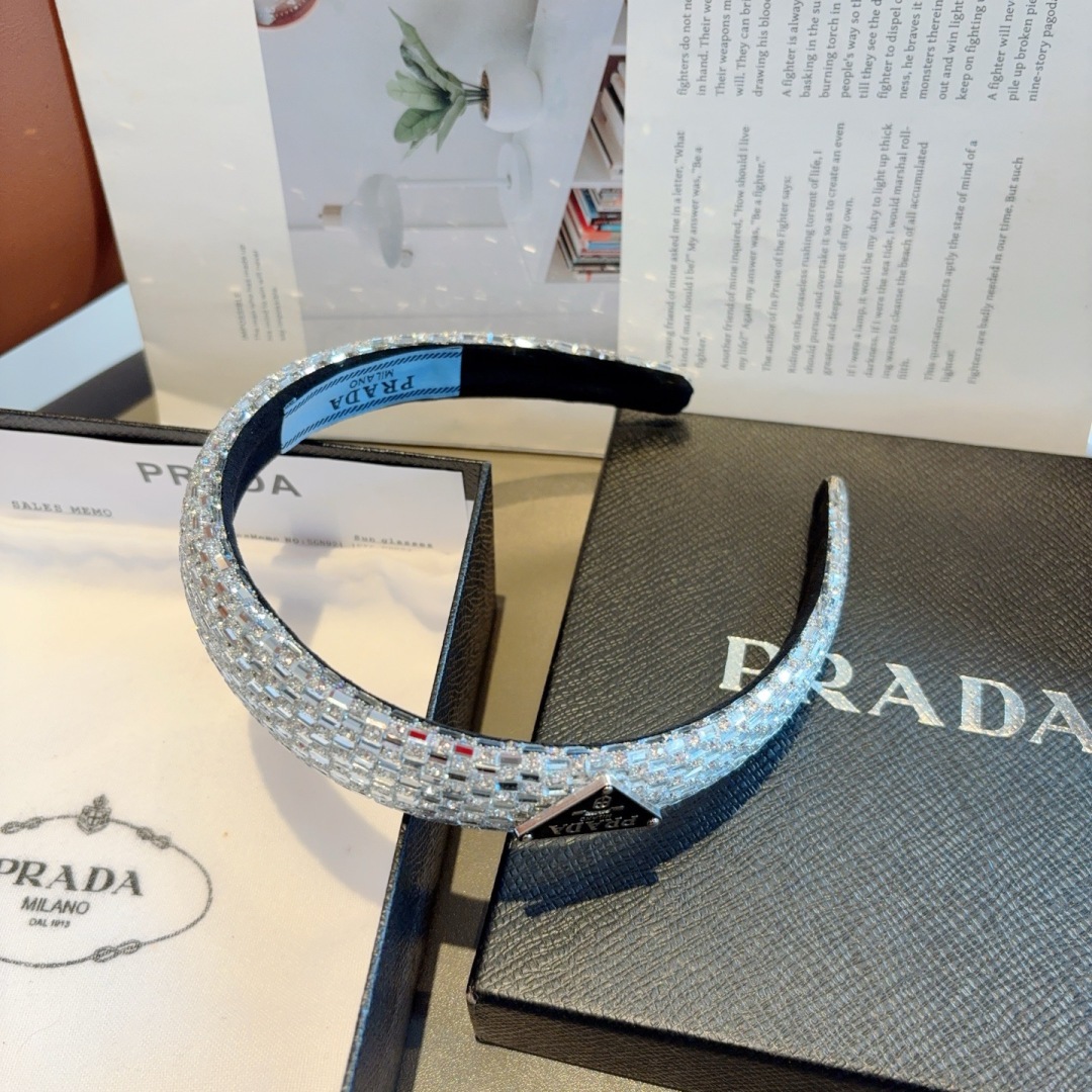 配包装
PRADA （普拉达） 欧美新款潮流贴钻发箍，明星同款 女神必备单品，非常百搭，时尚潮流， 戴上