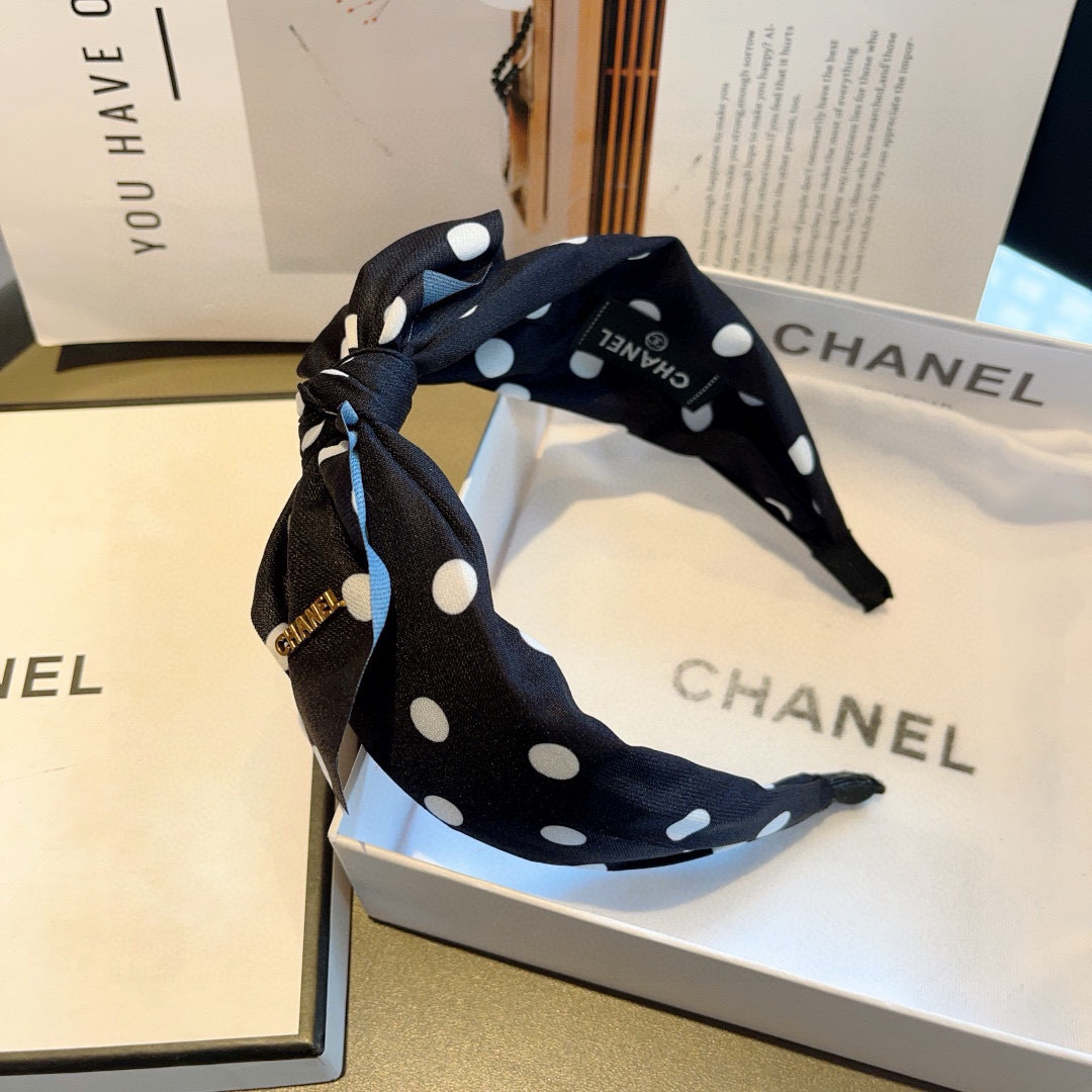 配包装
CHANEL（香奈儿）新款小香波点宽边发箍，复古头箍，网红爆款推荐 搭配高端材质，超精致，时尚百