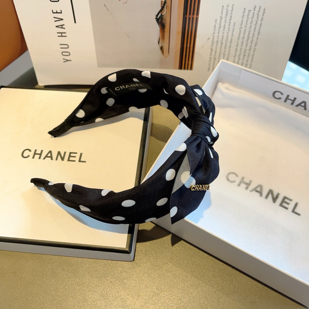 配包装
CHANEL（香奈儿）新款小香波点宽边发箍，复古头箍，网红爆款推荐 搭配高端材质，超精致，时尚百
