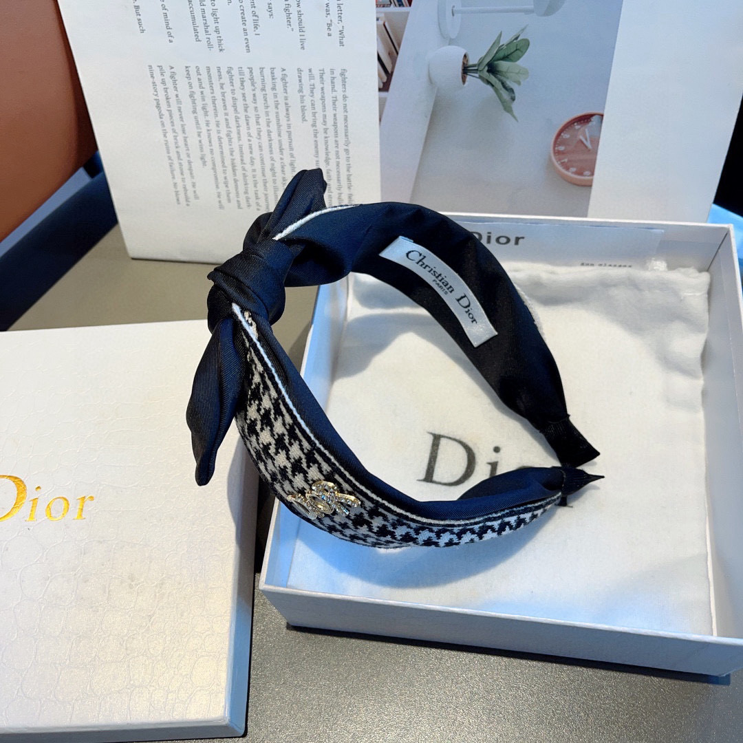 配包装
Dior（迪奥） 经典新款千鸟格发箍 头箍 专柜原单货，让你的魅力绽放 清新淑女范让时尚更简单。