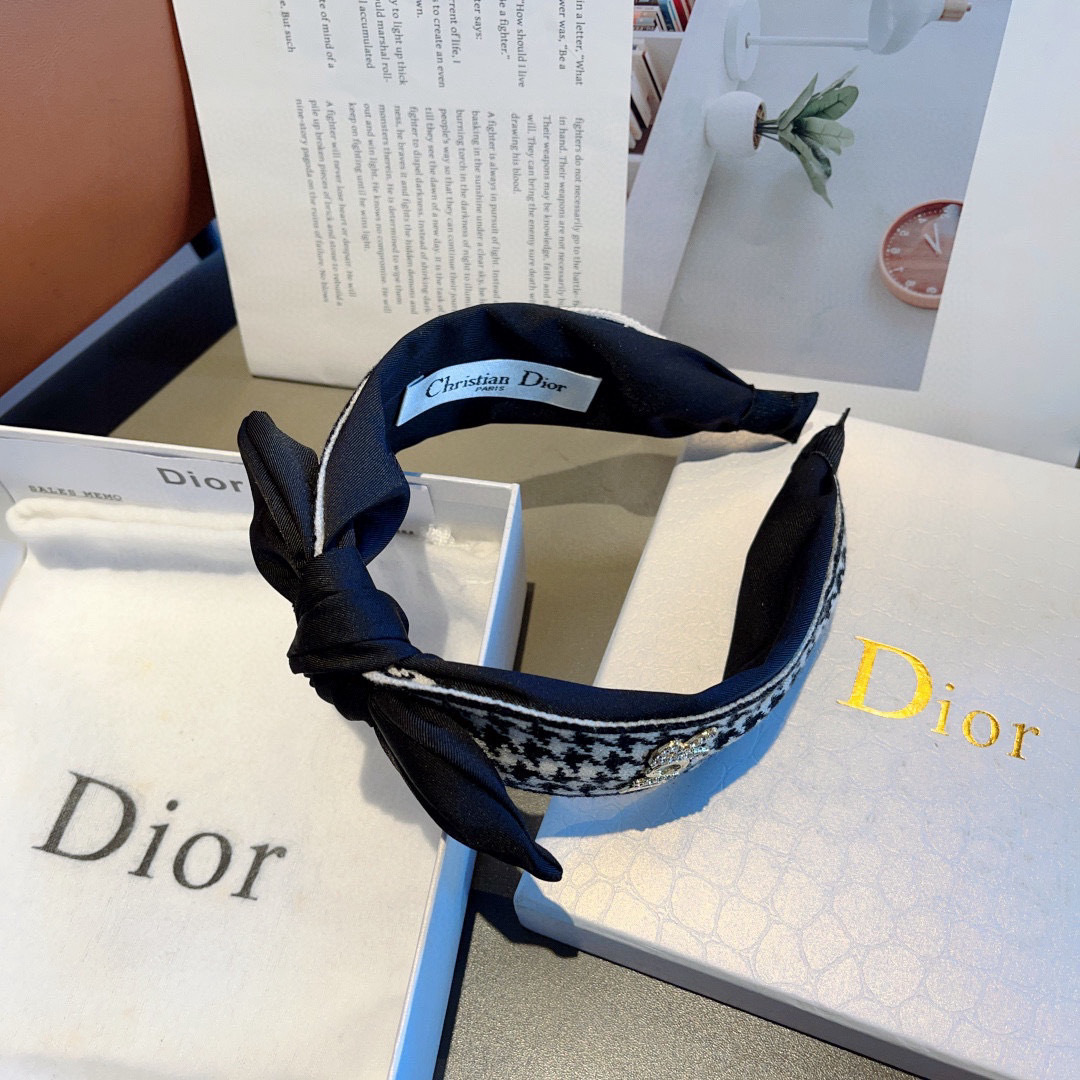 配包装
Dior（迪奥） 经典新款千鸟格发箍 头箍 专柜原单货，让你的魅力绽放 清新淑女范让时尚更简单。