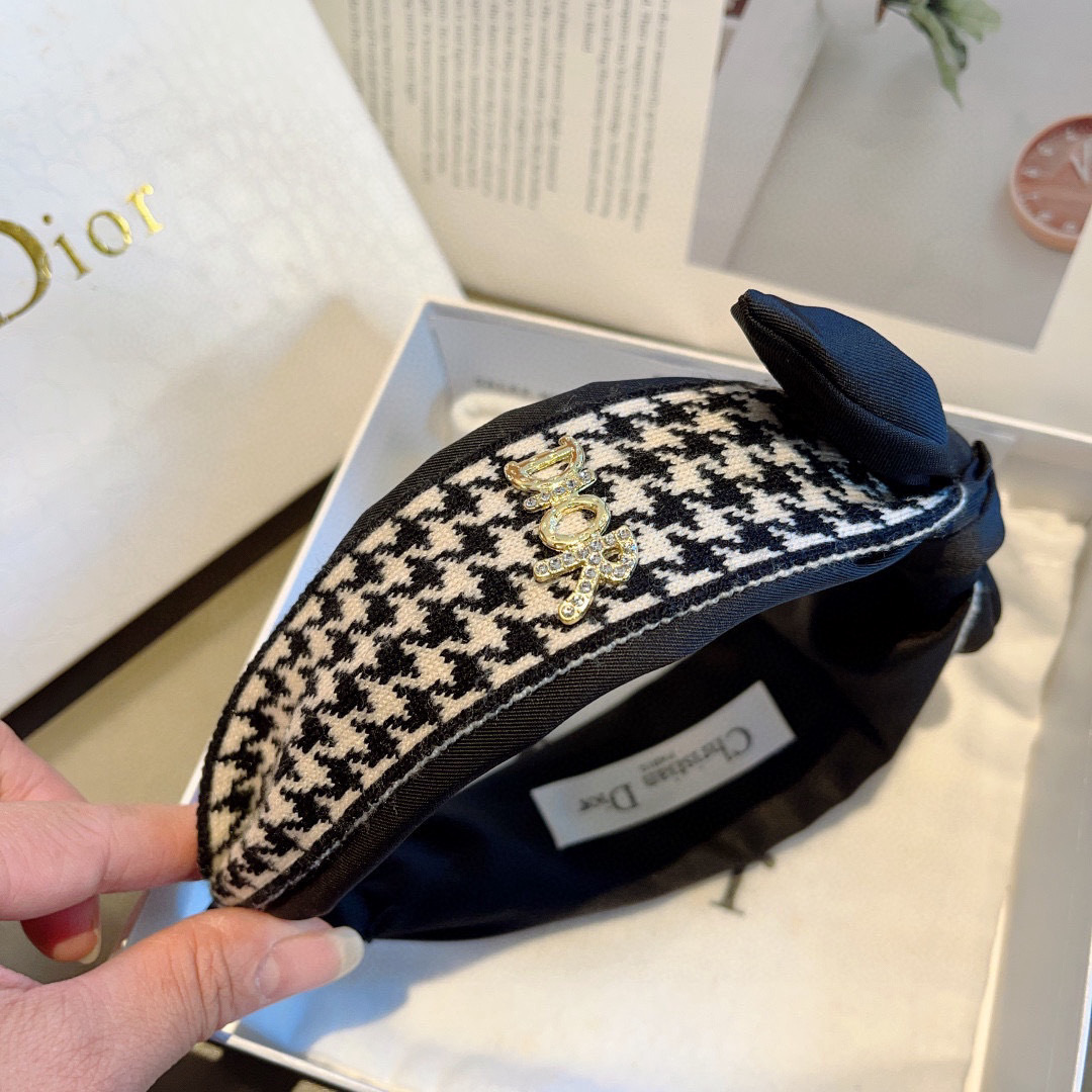 配包装
Dior（迪奥） 经典新款千鸟格发箍 头箍 专柜原单货，让你的魅力绽放 清新淑女范让时尚更简单。