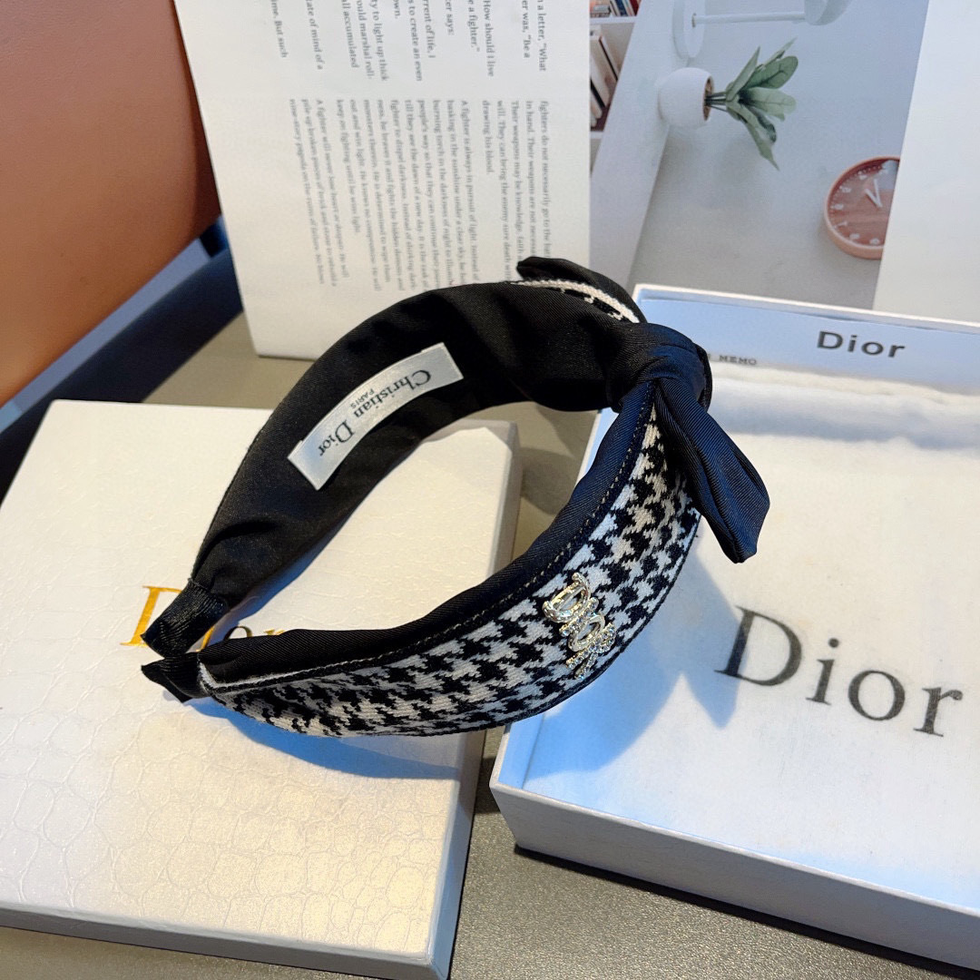 配包装
Dior（迪奥） 经典新款千鸟格发箍 头箍 专柜原单货，让你的魅力绽放 清新淑女范让时尚更简单。