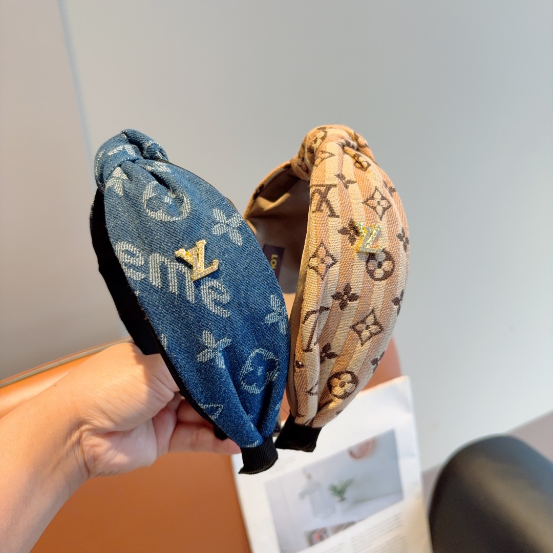 配包装
LV 路易威登 经典新款中间结宽版发箍，时尚可爱宽边头箍，专柜最新款来袭💕时尚百搭，女神必入  