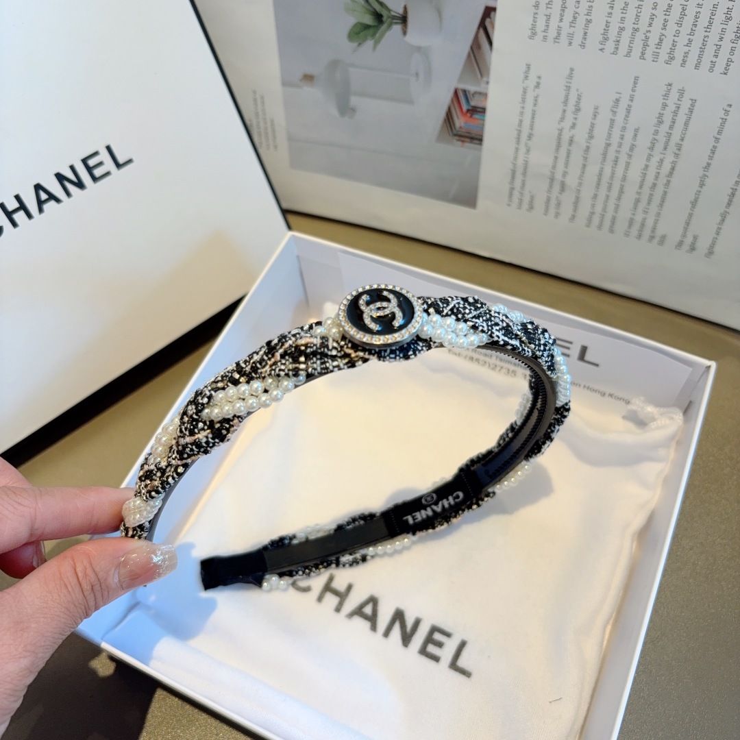 配包装
CHANEL（香奈儿）新款珍珠小香发箍，复古头箍，网红爆款推荐 搭配高端材质，超精致，时尚百搭。