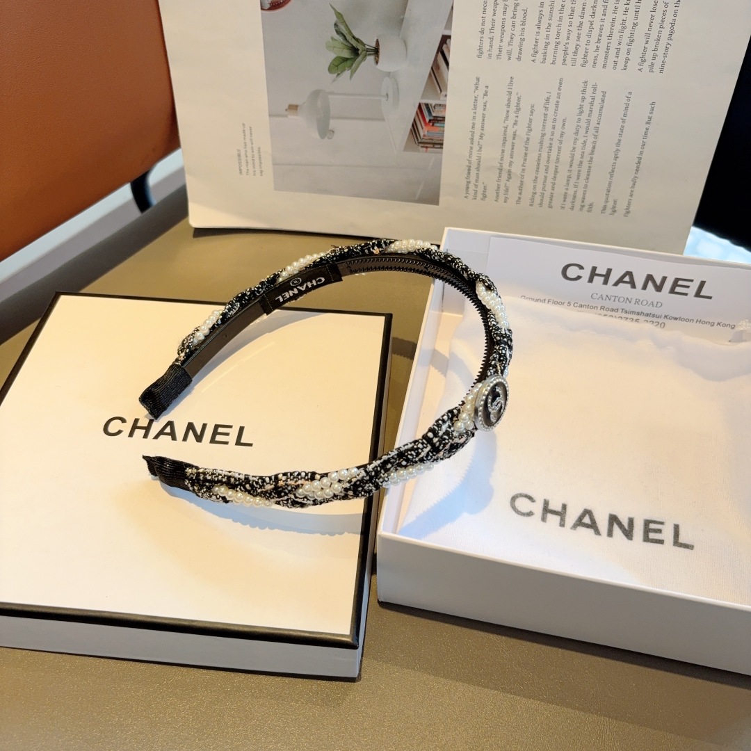 配包装
CHANEL（香奈儿）新款珍珠小香发箍，复古头箍，网红爆款推荐 搭配高端材质，超精致，时尚百搭。