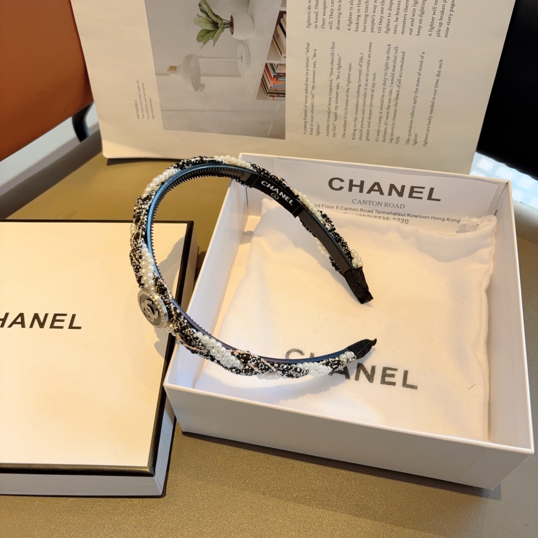 配包装
CHANEL（香奈儿）新款珍珠小香发箍，复古头箍，网红爆款推荐 搭配高端材质，超精致，时尚百搭。
