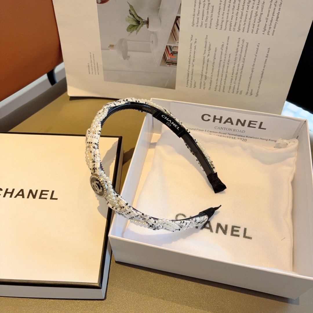 配包装
CHANEL（香奈儿）新款珍珠小香发箍，复古头箍，网红爆款推荐 搭配高端材质，超精致，时尚百搭。