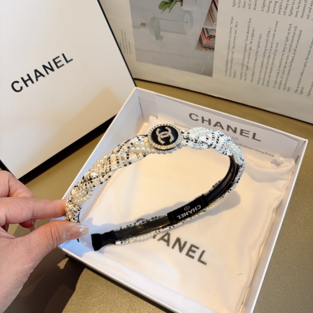 配包装
CHANEL（香奈儿）新款珍珠小香发箍，复古头箍，网红爆款推荐 搭配高端材质，超精致，时尚百搭。