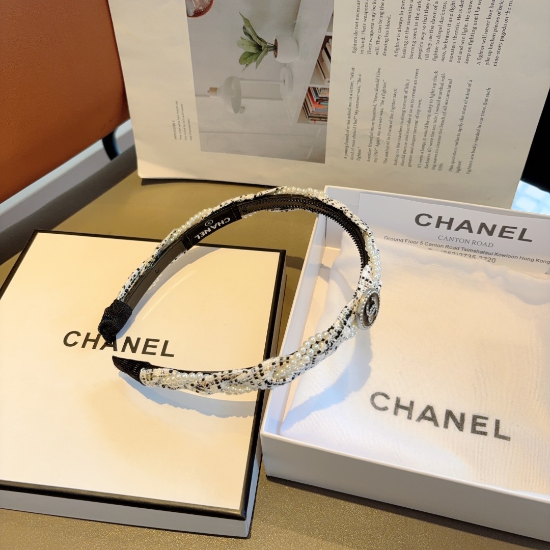 配包装
CHANEL（香奈儿）新款珍珠小香发箍，复古头箍，网红爆款推荐 搭配高端材质，超精致，时尚百搭。