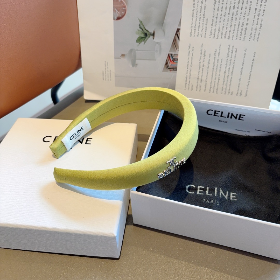 配包装
CELINE（赛琳）网红经典缎面发箍，佩戴舒适无压力，造型搭配必备头饰！非常时尚百搭！女神必备！